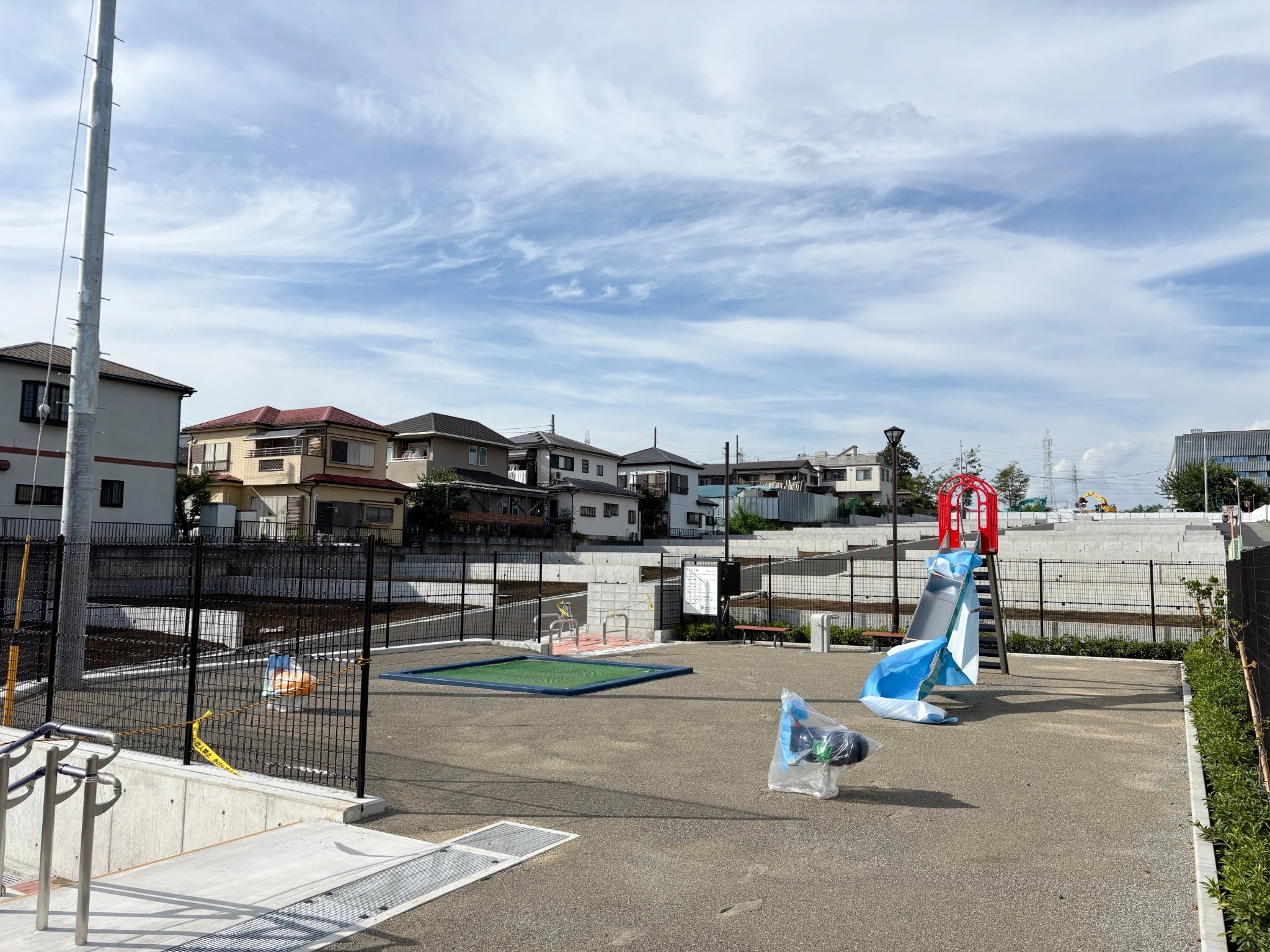 分譲地内の公園。すべり台やベンチが設置された整備中の様子