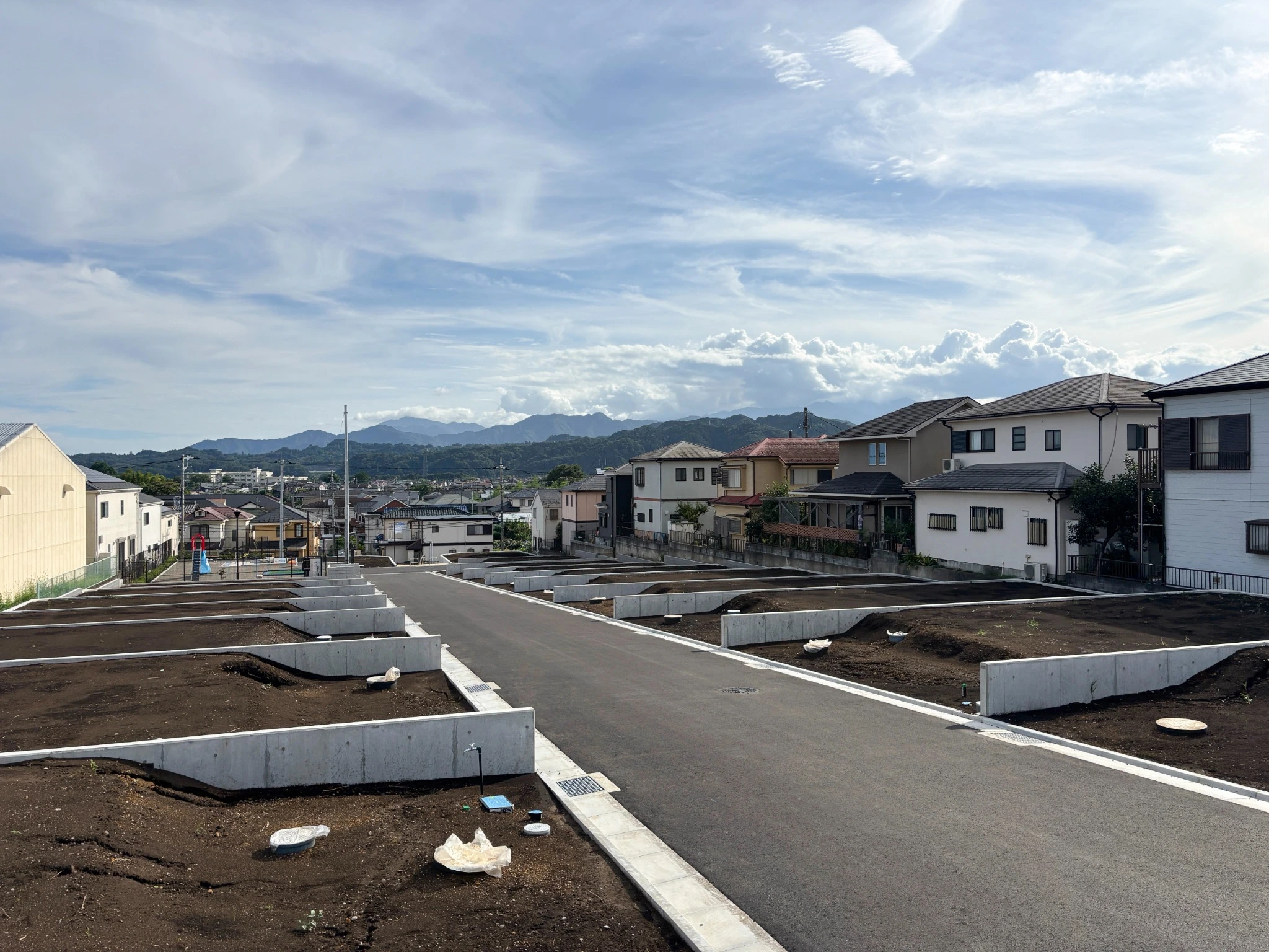 分譲地から遠方の山並みを望む現地写真